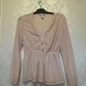 Rosa tröja - Rosa tröja anvönd några gånger men har inte men har inte tråden men den syns inte