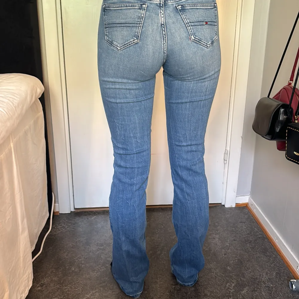Mid rise bootcut jeans från Tommy hilfiger🩷🩷jätte stretchiga . Jeans & Byxor.