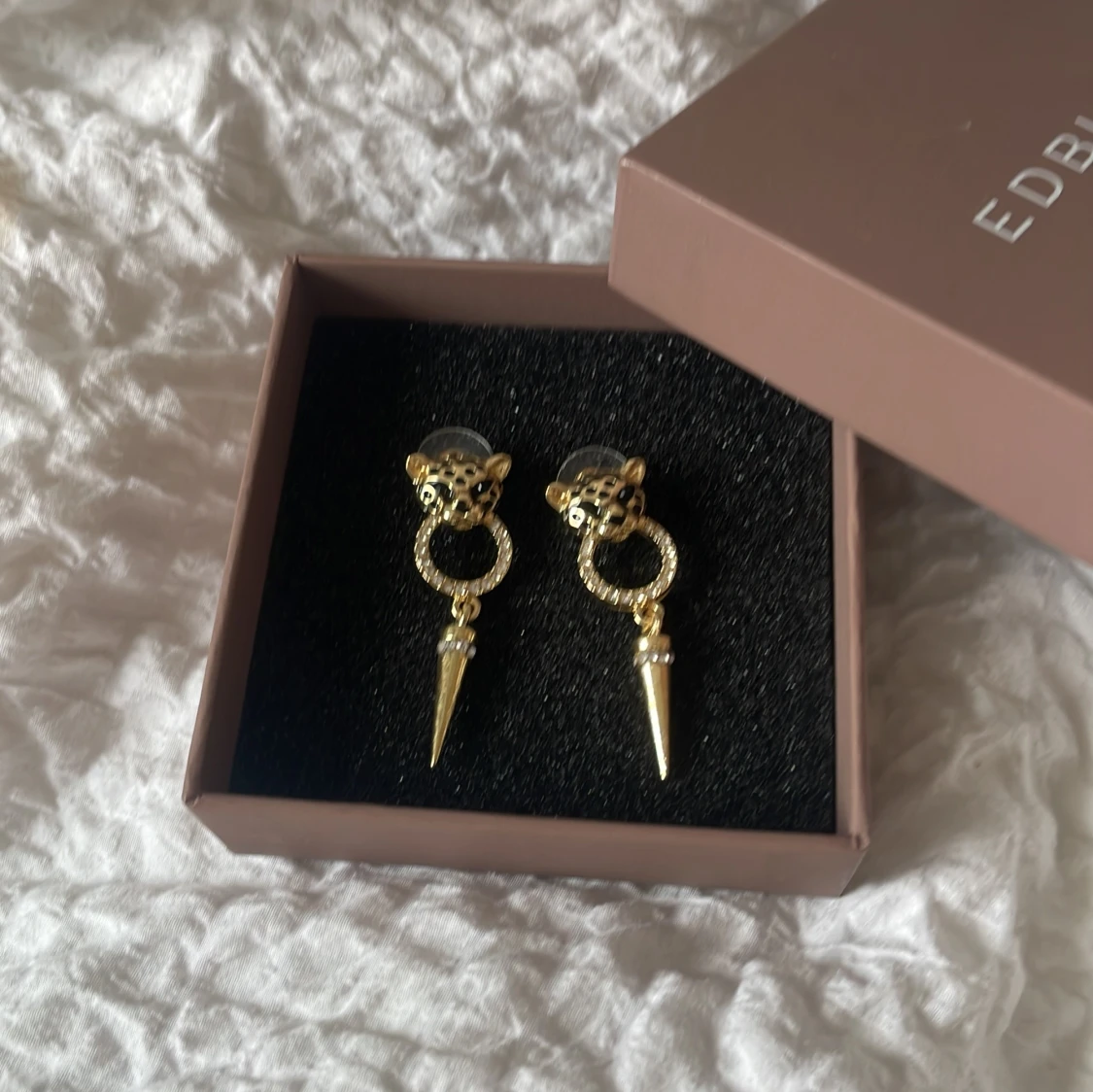 Säljer skitcoola örhängen  - 91