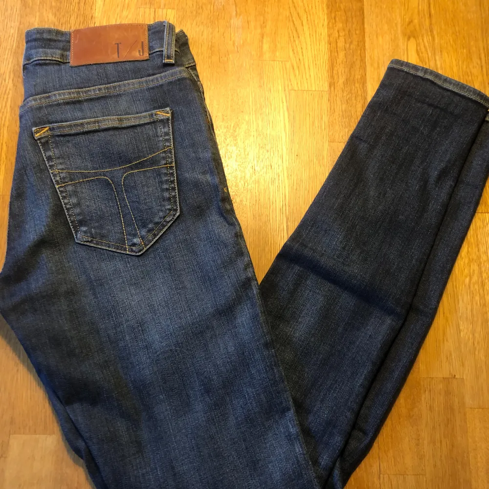 Tja, säljer de här slim fit Tiger of Sweden jeansen storlek 28/30. Byxorna har inga defekter och är så gott som nya.. Jeans & Byxor.