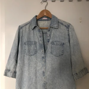Jeansskjorta - Jeansskjorta från COLZA i storlek M i fint skick.
