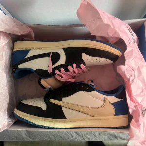 J1  travis Scott (fragment lows) - Använd några gånger bra skick. Priset är inte hugget i sten! 