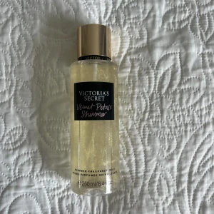 Victoria’s Secret body mist  - Säljer min body mist från Victoria’s Secret då den inte används längre. Knappt använd och luktar gott. 