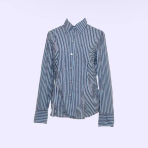 y2k esprit skjorta 🌀 - jättefin och cool skjorta från esprit köpt på sellpy. knappt använd och säljer då den tyvärr blivit lite för tight på mig🫧