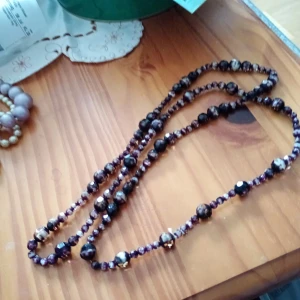 Långt halsband med olika färger på pärlorna. - Långt och vackert halsband med olika färger på pärlorna.