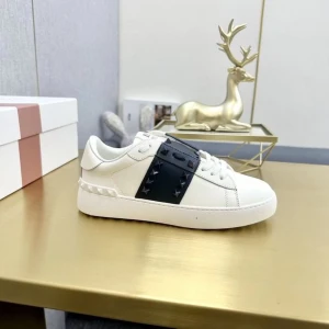 Helt nya valentinos  - Säljer nu sprillans nya valentinos. Priset går att diskutera vid en snabb affär.  Endast seriösa köpare