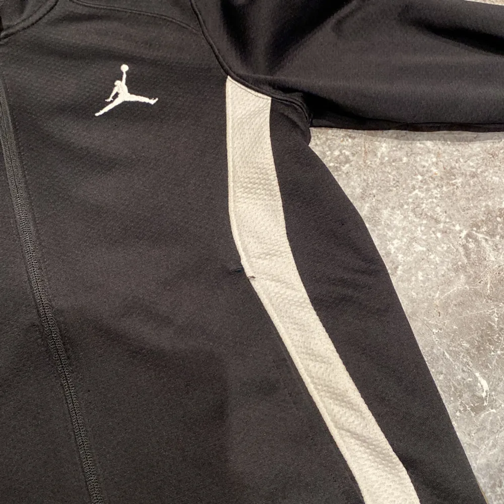 En jättefin air Jordan tröja med zip. Säljs i befintligt skick. Har en liten tråddragning. Säljer pga stor garderobrensning. Kika gärna på mina andra annonser, säljer mycket:) . Hoodies.