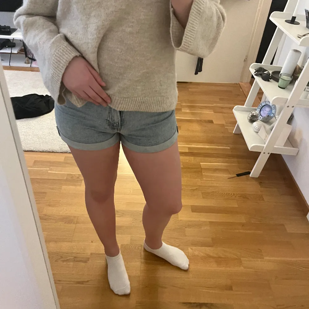 Ett par väldigt fina jeansshorts. Inte direkt jätte använda. Säljer då dem inte längre passar. Är i storlek 36.  Kontakta för pris och fler bilder.. Shorts.