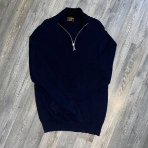 Zip 100% Kashmir  - Halv zip tröja i 100% kashmir. Skick är nyskick (10/10). Vårat pris är 449. Tveka inte att höra av dig vid eventuella frågor!👍🏼