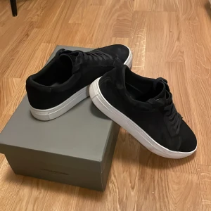 Vagabond skor - Hej! Jag säljer mina vagabond skor eftersom de inte kommer till användning. De är 10/10 i skick då de inte använts så mycket. Små i storleken så jag med 41-42 har 40 då