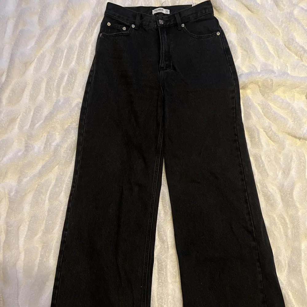 Svarta/mörkgråa pull & bear jeans. Storlek 36, rak i modellen och vida ner till.  Använda fåtal gånger. På hemsidan heter de ”Jeans med hög midja och vida ben”.. Jeans & Byxor.