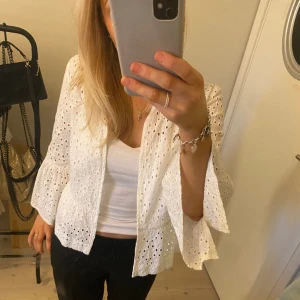Blus kofta - Vit blus/kofta från Zara! Obs tryck ej på köp direkt!!!