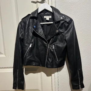 Skinnjacka - Skinnjacka i storlek 36 från h&m 
