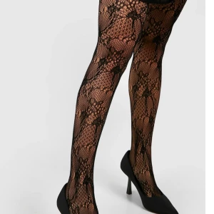 Mönstrade strumpbyxor  - Boohoo- svarta mönstrade strumpbyxor. Så himla snygga men för korta på en 1.71 cm lång kvinna! (Endast testat)