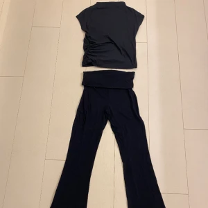 yoga pants sett - Mörkblå yoga pants sett ifrån lager 157, tröjan i stolek s och byxorna i xs🤍super fina och endast använda 1 gång! Så inga hål eller fläckar🤍pris 280kr mitt pris:200kr🤍kom privat för mer