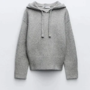 Zara stickad hoddie  - Intressekoll på min stickade hoddie från zara, använd få tal gånger och är i väldigt bra skick 💌(kontakta för fler bilder då dessa är lånade)