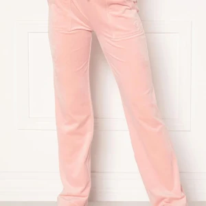 Juicy byxor rosa - Ett par Juicy Del Ray Klassiska Velour byxor som använts en enstaka gång och är i helt nytt skick. Byxorna är i sammet tyg och är helt fräscha. Om du vill ha fler bilder på byxan är det bara att höra av sig!
