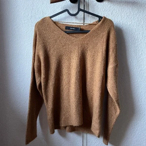 Stickad tröja från veromoda - En brun stickad tröja från veromoda, lite nopprig. Lite tunnare stickat än vanliga stickade tröjor 🫶🏽 