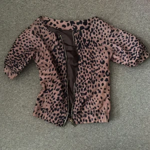 Så cool topp  - Världens snyggaste topp med dragkedja, rosa med animal print, från dolce gabbana