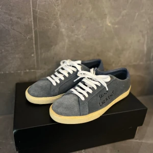 Saint Laurent Trainers Suede - 🌟 Saint Laurent Trainers | Top skick. 9/10 | Mörkblåa | Storlek 40 passar både 40 o 41 | Givetvis är dom äkta, box ingår | Kostar ca 7k nya | Fraktar spårbart via PostNord eller Instabox | Hör av dig vid frågor eller andra funderingar! 🌟