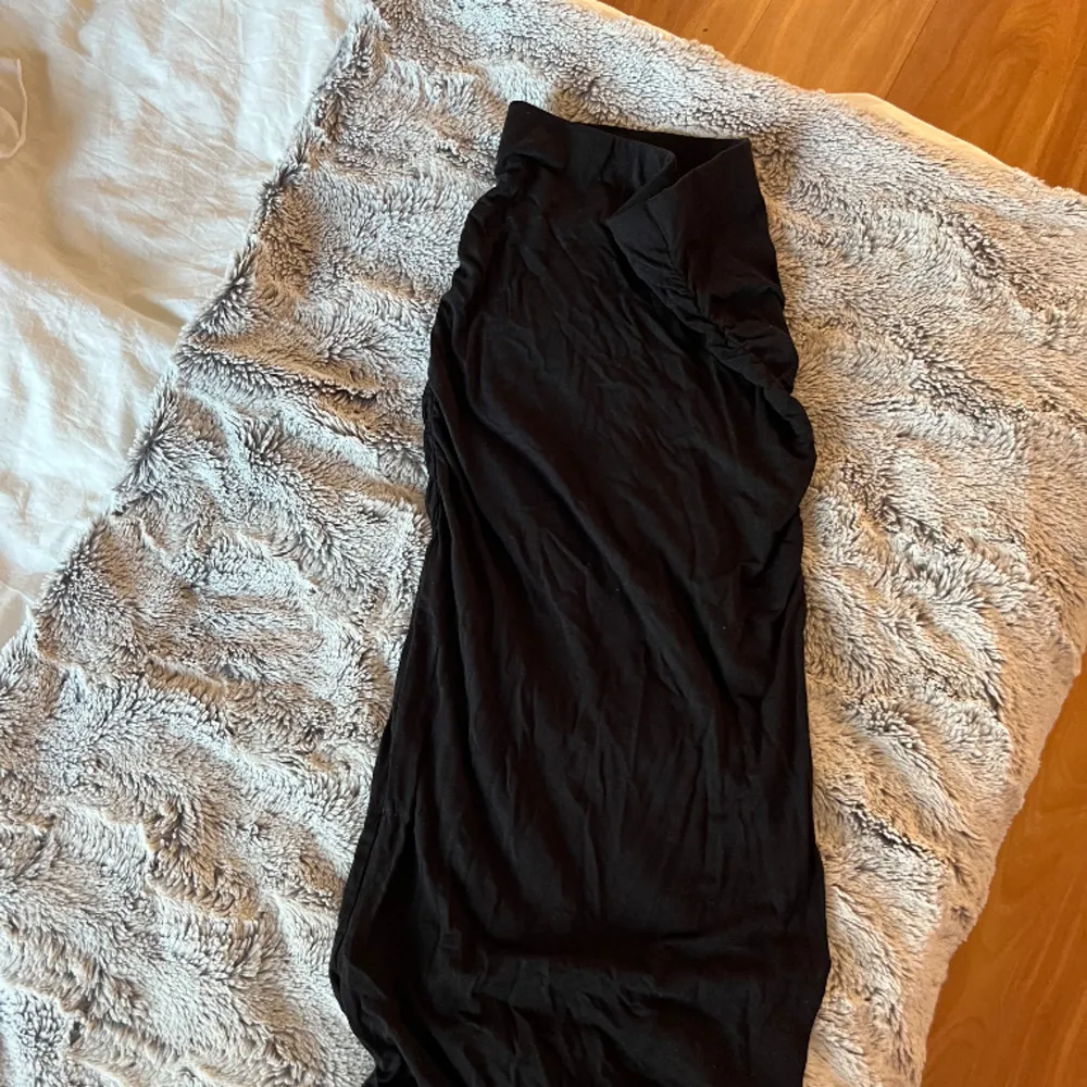 Jag säljer nu min svarta lång kjol från Gina för den inte kommer till användning. Den är helt ny nästintill, använd 1 gång💗. Kjolar.