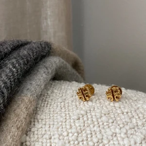 Örhängen - Fina örhängen från Tory Burch🫶🏼