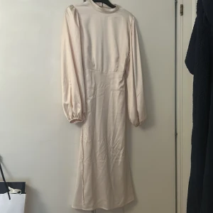 Boohoo klänning - Klänning som aldrig använts från Boohoo. Jätte snygg på, öppen rygg och tjockt tyg som man inte ser igenom.