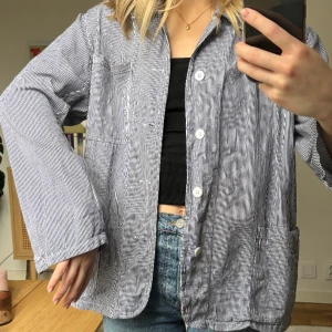 Skjorta - Jättefin blå- och vitrandig skjorta/övertröja, köpt i Valencia🩷 Storlek: 50 (antar i spansk storlekstabell) Passar mig super som är XS/S