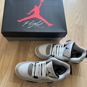 Air Jordan 4 Military Black (GS) - Air Jordan 4 Military Black i fint skick säljes för 2000kr.  Använt endast 4 gånger.  Storlek 39. Inkl kartong. Kvitto finns. 