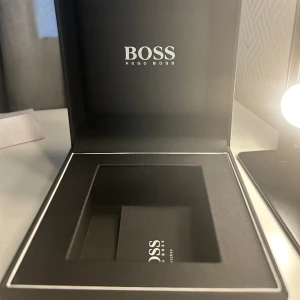 Hugo Boss klocka  - Justerbar klocka från Hugo Boss. Helt oanvänd fick i present, men jag har exakt samma hemma så jag säljer. Pris kan diskuteras. 
