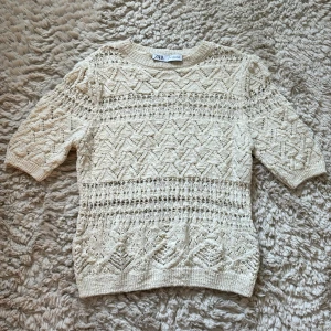 Stickad t-shirt - Säljer då jag bara använt den 1 gång, original pris är 300kr och den finns inte på Saras hemsida längre