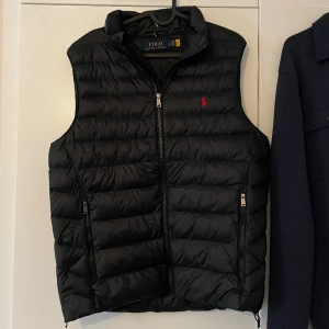 Ralph lauren väst - Säljer denna väst för jag har andra västar. Skick 9/10 som ny, använd fåtal gånger😊köpt på hanzens för 3499 kr. Mitt pris 1800 kr. Bara höra av sig för fler bilder eller frågor😃