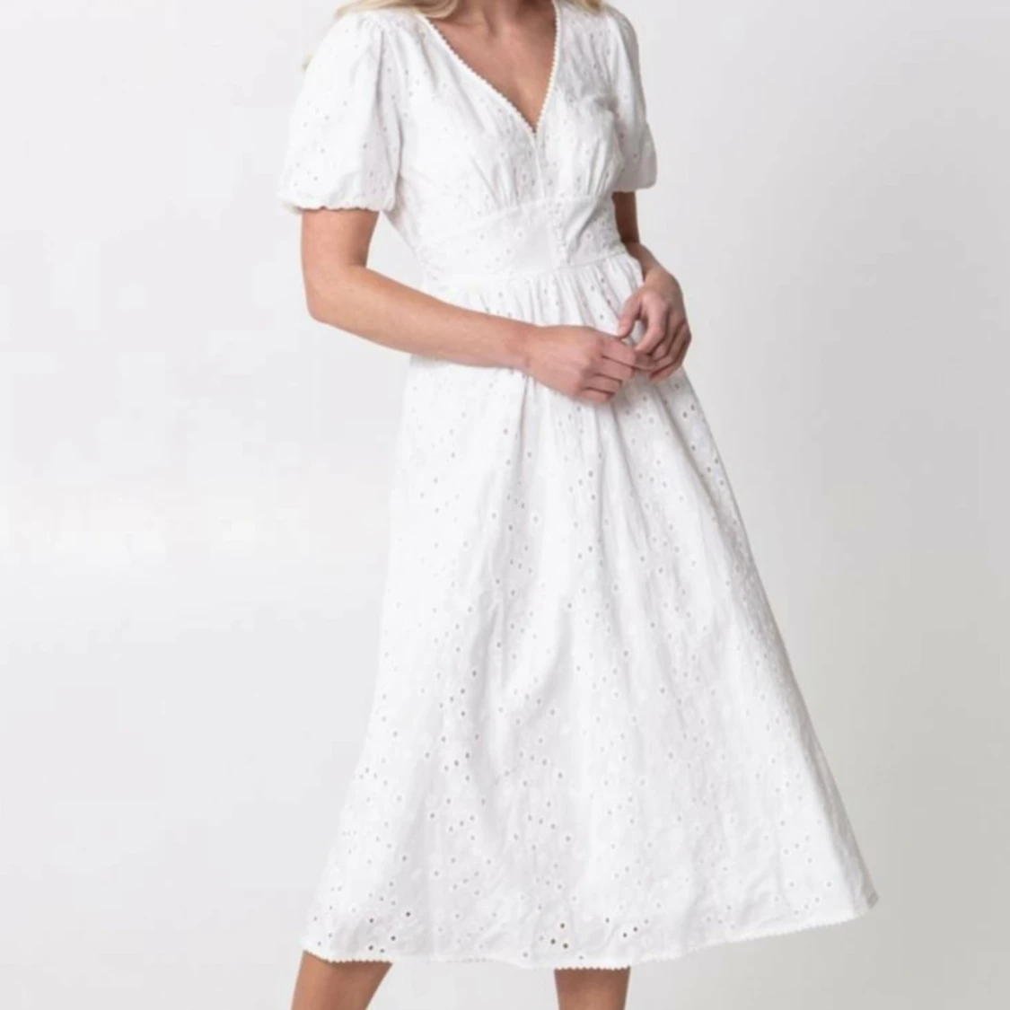 Vit broderad långklänning