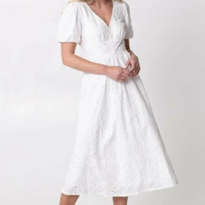 Vit broderad långklänning - Använd 1 gång så som ny, finaste klänningen!!😍