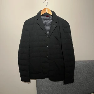 Moncler kavaj/jacka - Moncler jacka som är i Stl M men passar även Small 