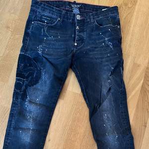 I princip oanvända philipp plein jeans storlek 32. 