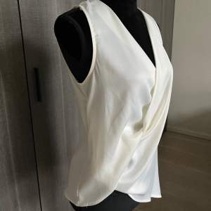 Detta vita satin liknande linnet från Zara i strl 36 säljer för 150kr ❤️❤️❤️❤️❤️