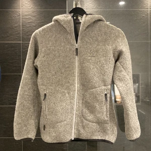 Haglöfs fleece - Denna haglöfs fleece är i storlek 152cm med ett tjockt och varmt material. Små tecken på användning. Skriv för mer info.