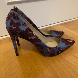 Klackar  - Klackar med en unik och chik färg. Väldigt bra skick 