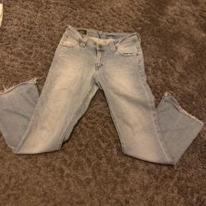 Botcut jeans  - Skit snygga Sthlm stim botcut lee jenas som tyvör är lite för korta på mig då jag gillar välldigt långa byxor på mig som är 168 bra skick 