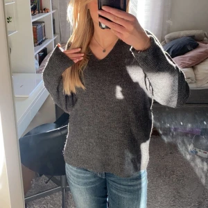 Stickad tröja  - Säljer min stickade tröja från Vero Moda! Supersnygg 🙌🏻🥰