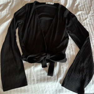 Svart tröja  - Säljer pågrund av att jag inte använder den. Knappt använd och i gott skick.😍