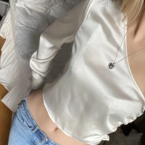 One shoulder topp - En one shoulder topp som är vit/kräm vit