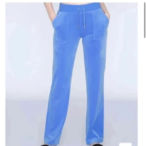 Juicy byxsor  - Stolek xs men sitter mer som en S, lite skador längst ner, långa på mig som är 163💗 300+frakt 60