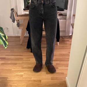 Jeans från woodbord knappt använda i storlek 28/30. Sitter ganska rakt. Nyskick.