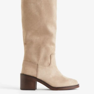 Kneehigh boots  - Superfina och sköna boots, höjden på klacken är 7cm så perfekt till festligare tillfällen. Säljer nu dem för att jag inte kommer mig till användning av dem, dem är använda en gång. Nypris 799kr