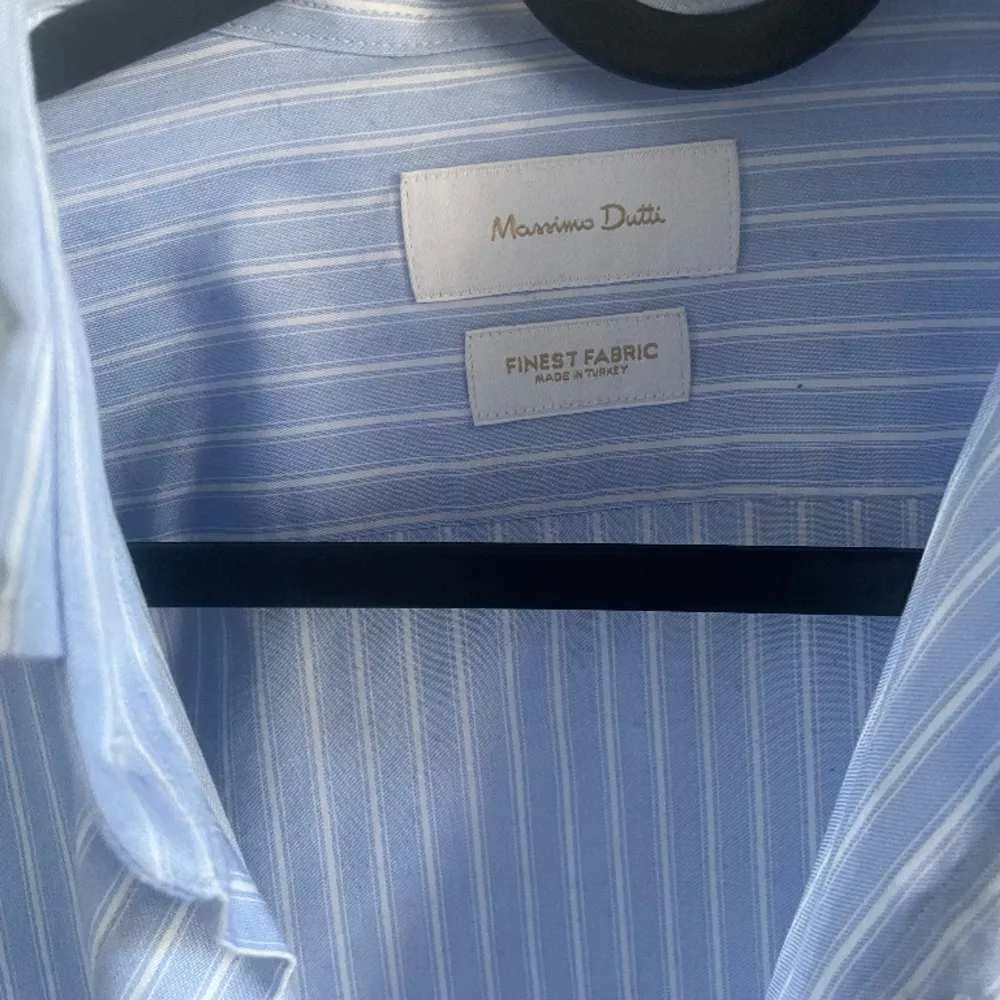 Säljer min supersnygga oanvända Massimodutti skjorta i storlek S Färg: vit/ blå randig  . Skjortor.