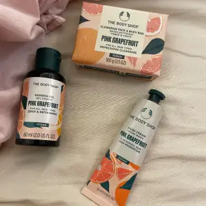 The body shop kit i doften pink grapefruit💗Oanvänt då jag redan vet att jag inte tycker om doften (fick i julkalender), shower gel 60ml, handkräm 30ml och en face and body barsoap 100g💗