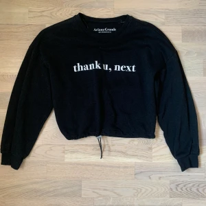 Ariana Grande merch - Gammal tröja som jag använt en del förr men skicket är som ny. Inga synliga lösa sömmar. Justerbar midja. Nytvättad. För mer info skicka gärna ett meddelande 