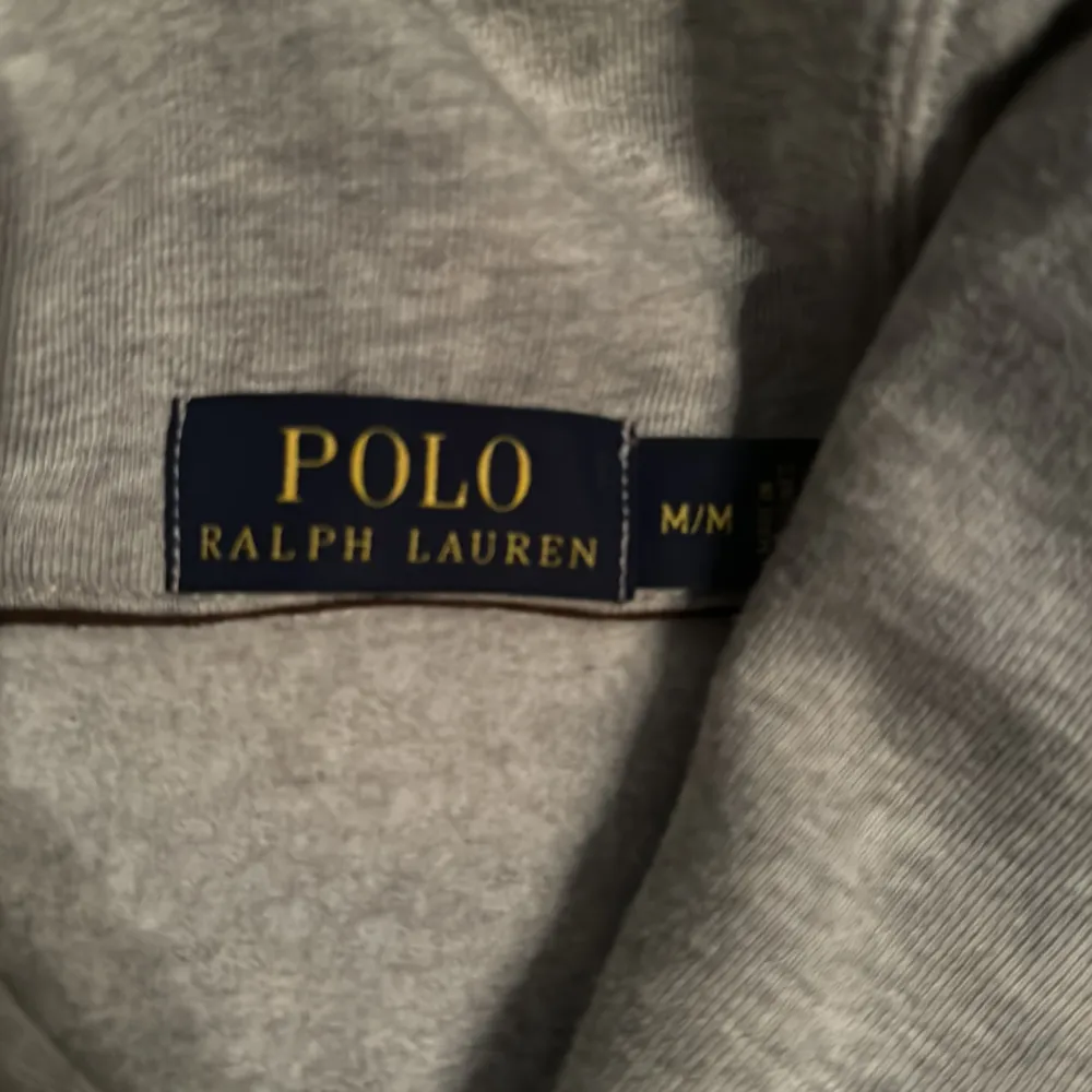 Säljer denna Polo Ralph Lauren tröjan | Super fint skick, inga tecken på användning | Storlek medium | Modellen på bilden är 180 cm och väger 70 kg | Hör av er vid fler frågor . Hoodies.